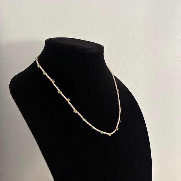 Elegant Beaded Necklace in Cream and Green - Picture 3 of 6